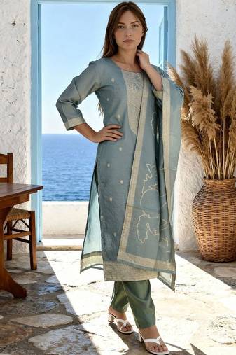 Women Regular Kurta with Trousers & With Dupatta