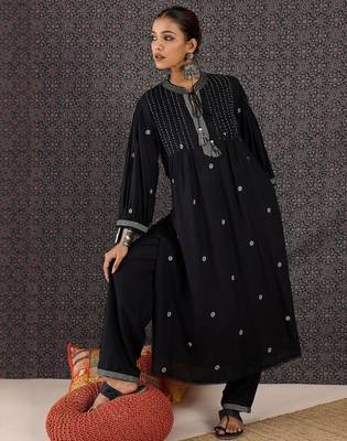 Embroidered Notch Neck Straight Kurta With Trouser 1