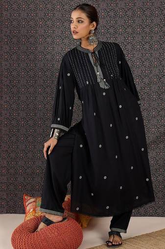 Embroidered Notch Neck Straight Kurta With Trouser