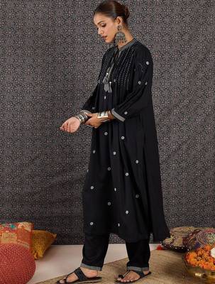Embroidered Notch Neck Straight Kurta With Trouser 3