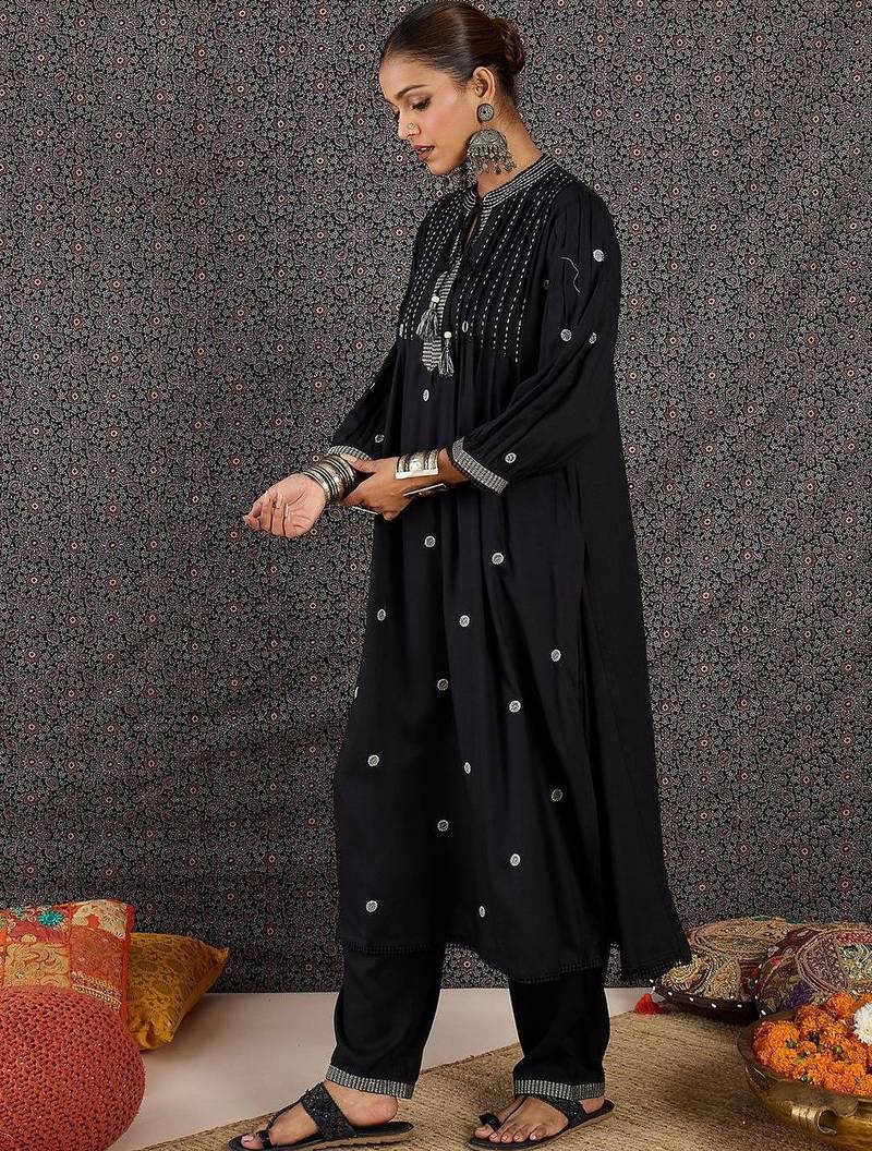Embroidered Notch Neck Straight Kurta With Trouser
