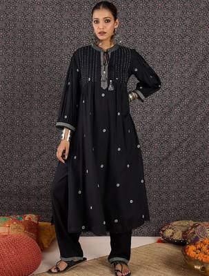Embroidered Notch Neck Straight Kurta With Trouser 4