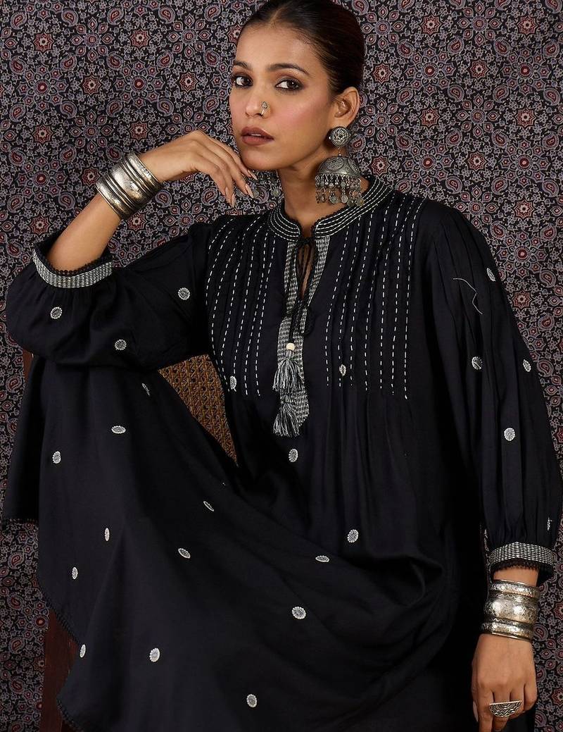 Embroidered Notch Neck Straight Kurta With Trouser