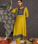 Women Ethnic Motifs Printed Regular Kurta with Trousers & With Dupatta