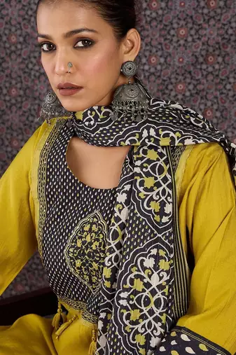 Women Ethnic Motifs Printed Regular Kurta with Trousers & With Dupatta