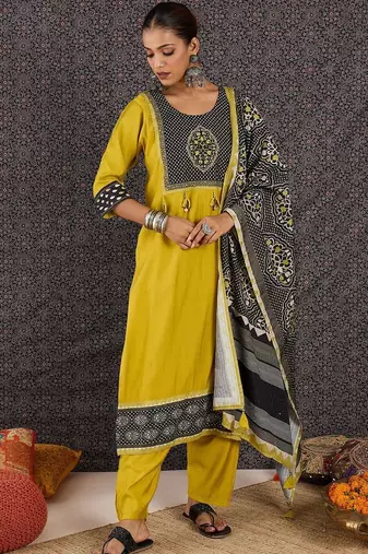 Women Ethnic Motifs Printed Regular Kurta with Trousers & With Dupatta