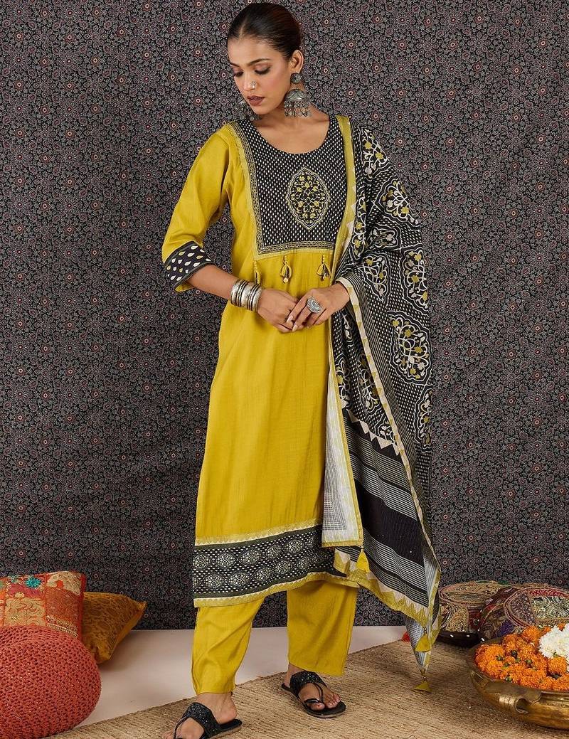 Women Ethnic Motifs Printed Regular Kurta with Trousers & With Dupatta