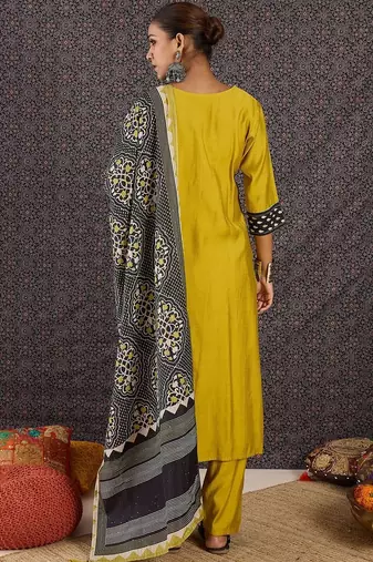Women Ethnic Motifs Printed Regular Kurta with Trousers & With Dupatta