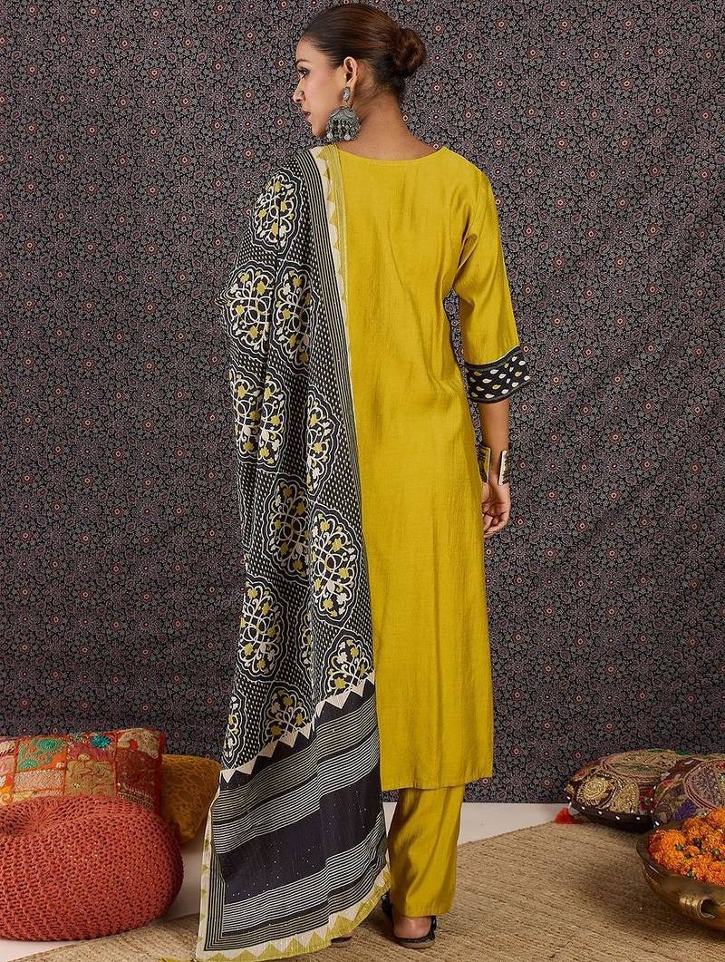 Women Ethnic Motifs Printed Regular Kurta with Trousers & With Dupatta