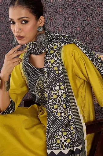 Women Ethnic Motifs Printed Regular Kurta with Trousers & With Dupatta