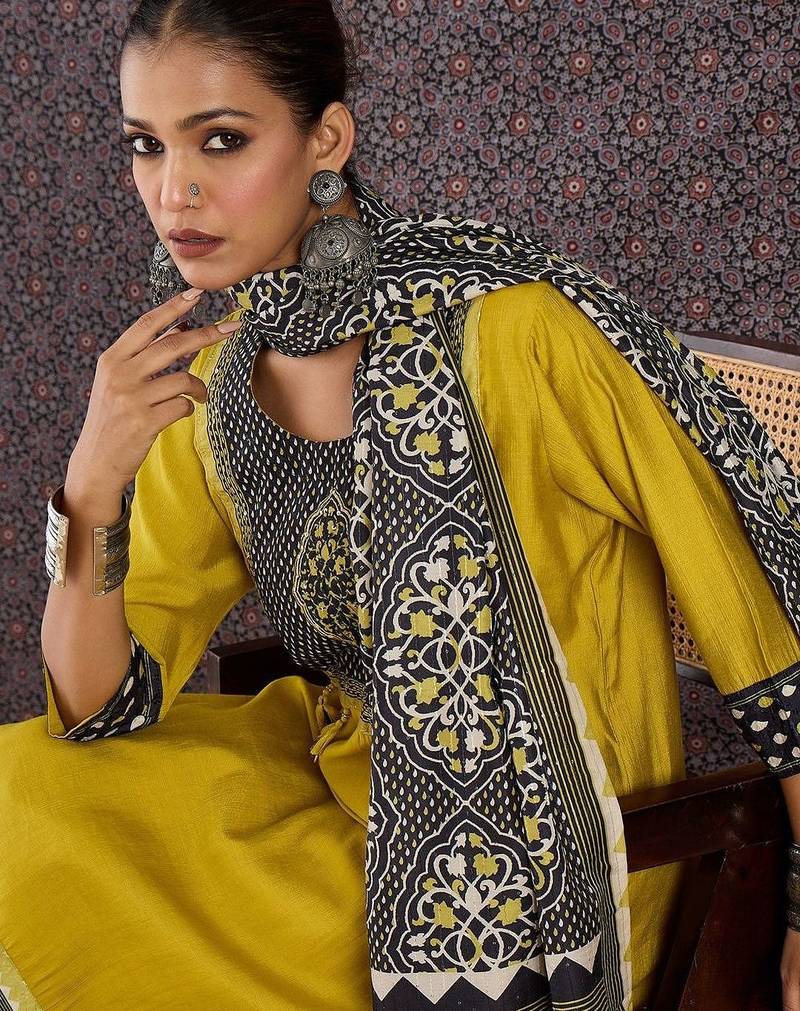 Women Ethnic Motifs Printed Regular Kurta with Trousers & With Dupatta