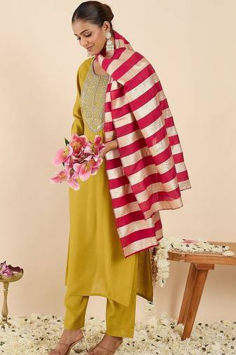 Women Ethnic Motifs Embroidered Regular Thread Work Kurta with Trousers & With Dupatta