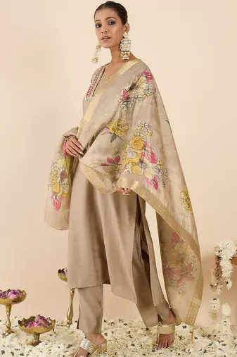 Women Floral Regular Thread Work Raw Silk Kurta with Trousers & With Dupatta