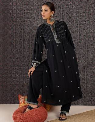 Women Ethnic Motifs Embroidered Panelled Thread Work Kurta with Trousers 1