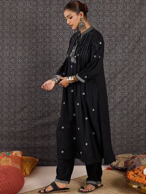 Women Ethnic Motifs Embroidered Panelled Thread Work Kurta with Trousers 3