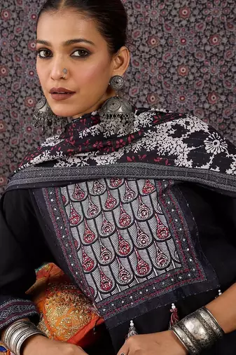 Women Ethnic Motifs Printed Regular Thread Work Kurta with Trousers & With Dupatta