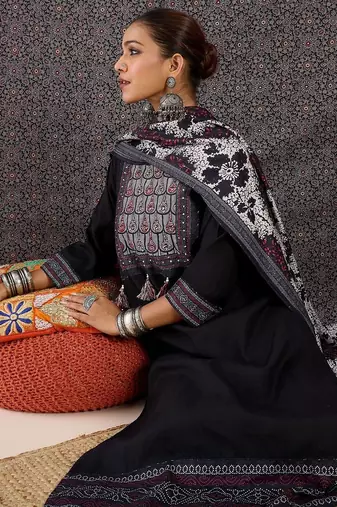 Women Ethnic Motifs Printed Regular Thread Work Kurta with Trousers & With Dupatta