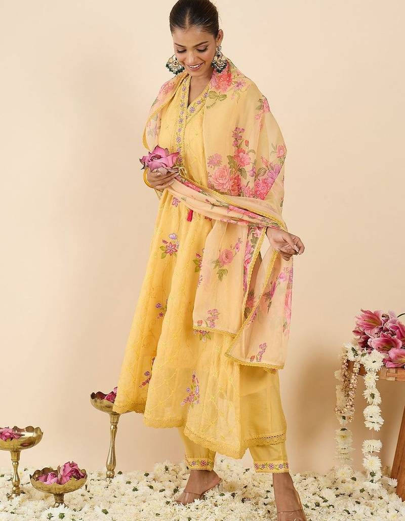 Women Floral Embroidered Panelled Thread Work Kurta with Trousers & With Dupatta
