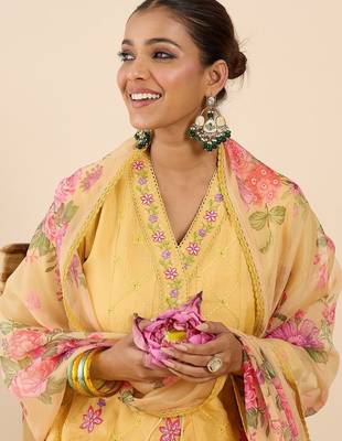 Women Floral Embroidered Panelled Thread Work Kurta with Trousers & With Dupatta 2