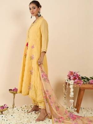 Women Floral Embroidered Panelled Thread Work Kurta with Trousers & With Dupatta 3
