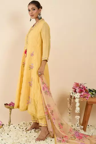 Women Floral Embroidered Panelled Thread Work Kurta with Trousers & With Dupatta