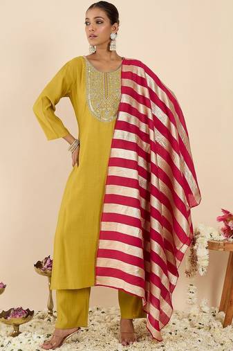 Women Ethnic Motifs Embroidered Regular Thread Work Kurta with Trousers & With Dupatta
