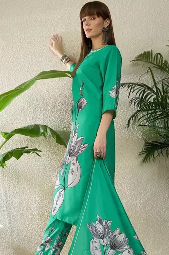 Women Floral Printed Regular Thread Work Kurta with Trousers & With Dupatta