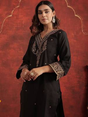 Women Floral Embroidered Kurta with Trousers 1