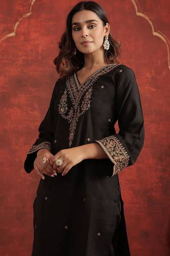 Women Floral Embroidered Kurta with Trousers