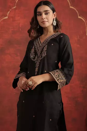 Women Floral Embroidered Kurta with Trousers