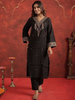 Women Floral Embroidered Kurta with Trousers 2