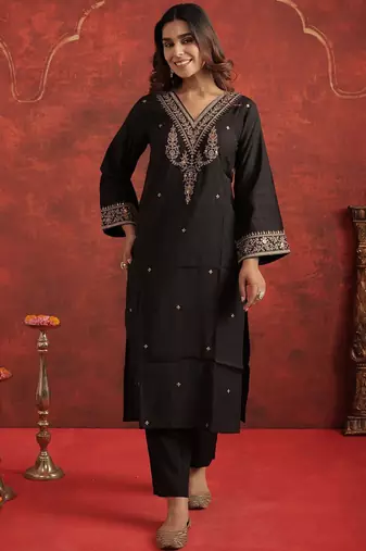 Women Floral Embroidered Kurta with Trousers