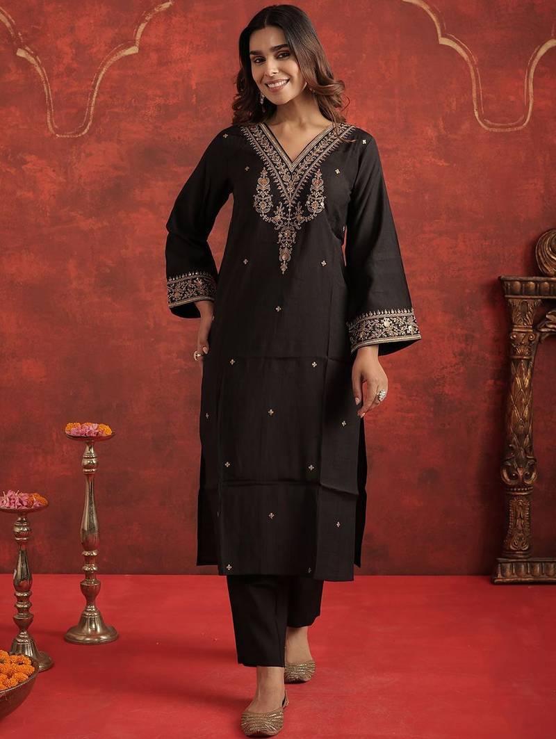 Women Floral Embroidered Kurta with Trousers