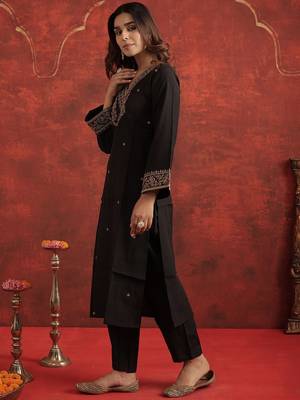 Women Floral Embroidered Kurta with Trousers 3