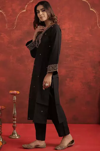Women Floral Embroidered Kurta with Trousers
