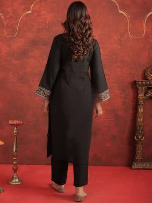 Women Floral Embroidered Kurta with Trousers 4