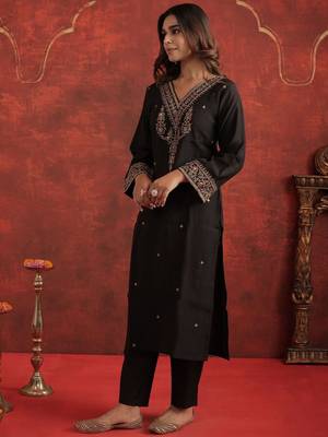 Women Floral Embroidered Kurta with Trousers 5