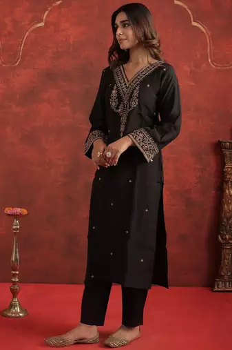 Women Floral Embroidered Kurta with Trousers