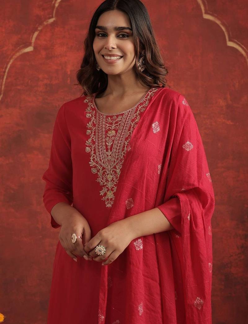 Floral Yoke Design Round Neck Thread Work Straight Kurta With Trousers & Dupatta