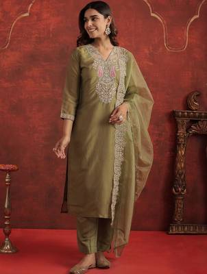 Women Ethnic Motifs Embroidered Kurta With Trousers & Dupatta Kurta Sets 1