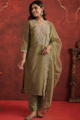 Women Ethnic Motifs Embroidered Kurta With Trousers & Dupatta Kurta Sets
