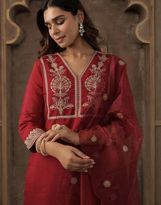 Women Ethnic Motifs Embroidered Kurta with Trousers & Dupatta 2
