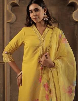 Women Floral Embroidered Kurta with Trousers & Dupatta 1