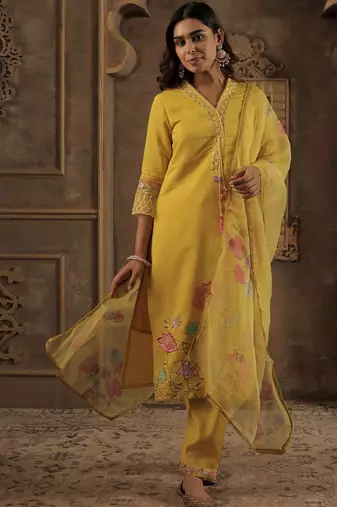 Women Floral Embroidered Kurta with Trousers & Dupatta