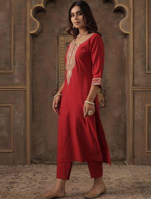 Women Ethnic Motifs Embroidered Kurta with Trousers 3