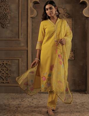 Women Floral Embroidered Kurta with Trousers & Dupatta 1