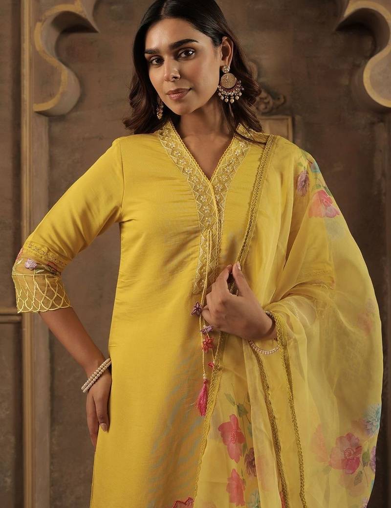 Women Floral Embroidered Kurta with Trousers & Dupatta