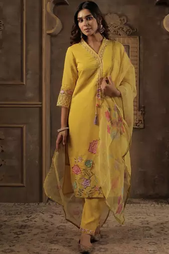 Women Floral Embroidered Kurta with Trousers & Dupatta