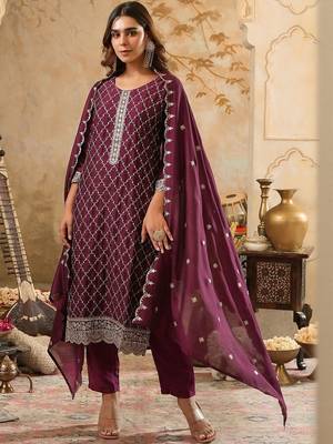 Women Geometric Embroidered Kurta with Trousers & Dupatta 3