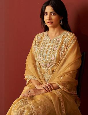 Floral Embroidered Straight V-Neck Thread Work Kurta & Trousers Dupatta 2